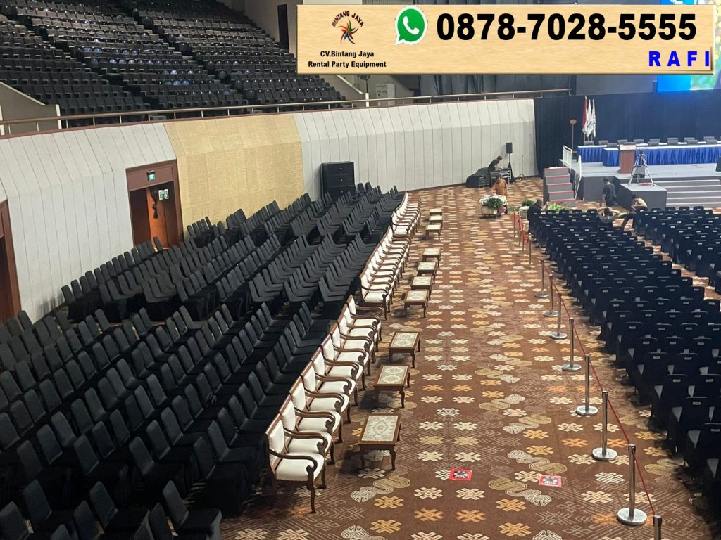 Sewa Kursi Futura, Kursi Vip Kayu Dan Meja Event Wisuda Binus