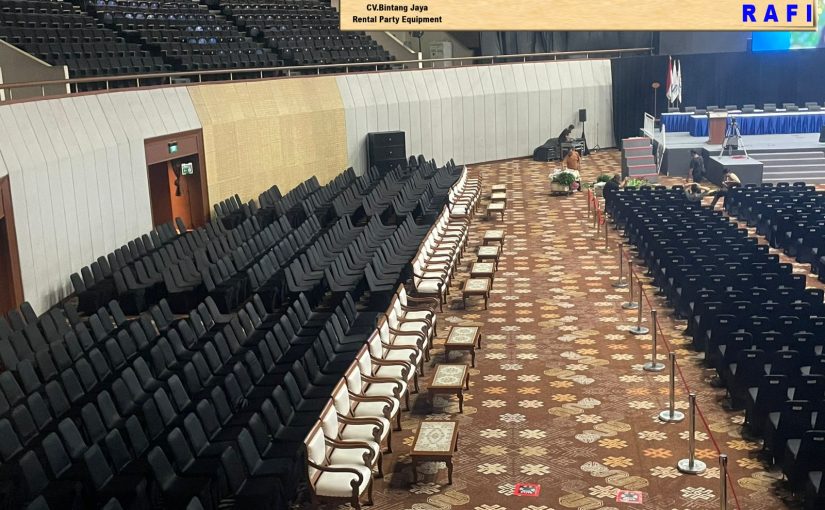 Sewa Kursi Futura, Kursi Vip Kayu Dan Meja Event Wisuda Binus