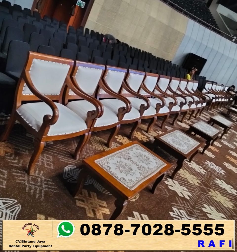 Sewa Kursi Futura, Kursi Vip Kayu Dan Meja Event Wisuda Binus