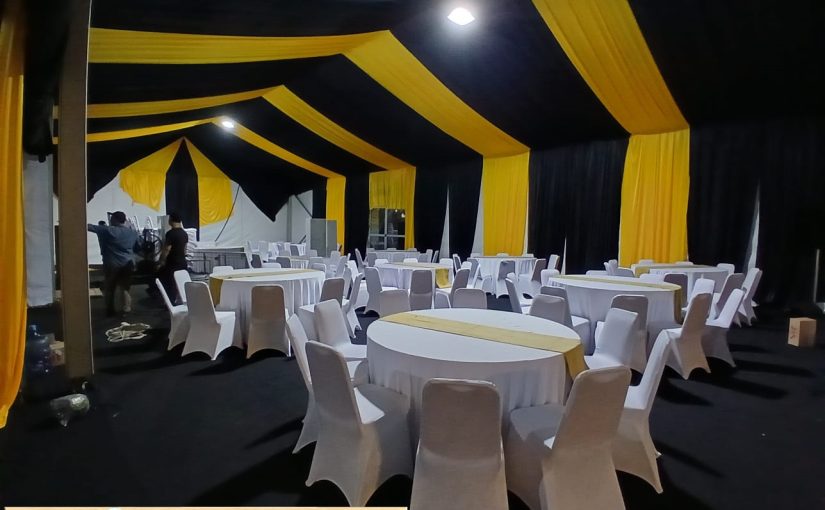 Sewa Meja, Kursi Dan Tenda Serut Gold Hitam Event Parkir Timur Senayan Jakpus