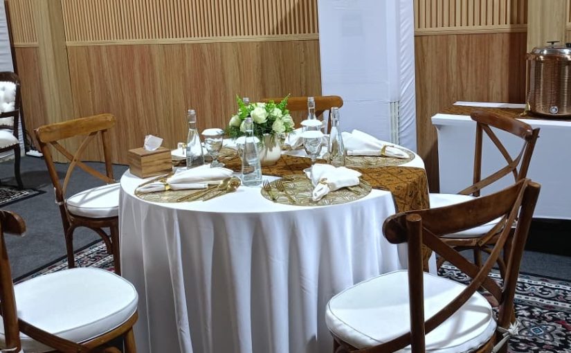 Sewa Kursi Silang Kayu Serta Round Table Event Monas Jakarta